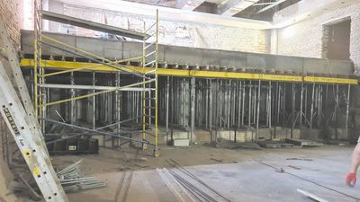 Jest już rusztowanie pod balkon na sali widowiskowej i nowa klatka schodowa. Robi się pięknie! Cieszą się w ZDK i pokazują, jak teraz wygląda plac budowy