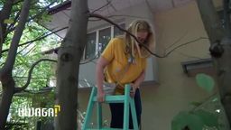 Od blisko 20 lat nie może dostać się do własnego domu. Musi wchodzić po drabinie