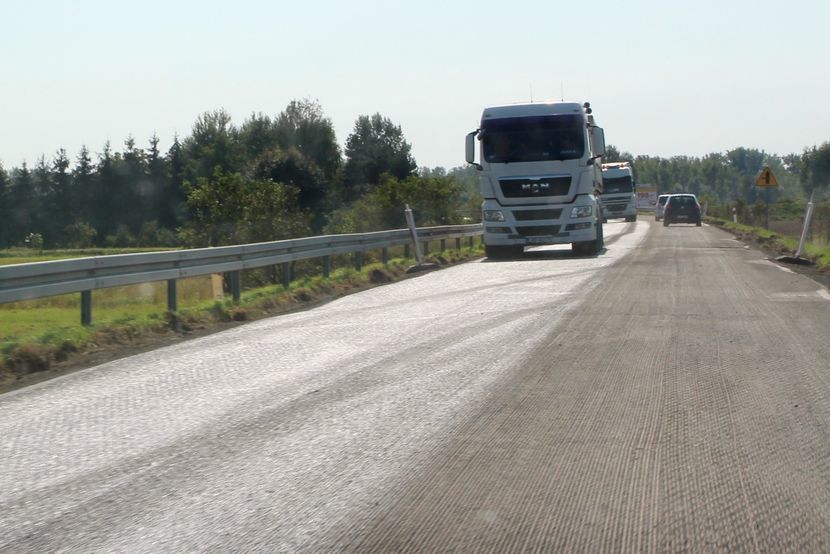 Przejazd z Puław do Dęblina jeszcze w tym miesiącu powinien być trochę mniej wymagający dla samochodowych amortyzatorów. Drogowcy kładą nowy asfalt na odcinku w pobliżu Gołębia<br />
