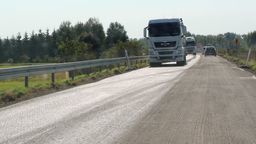 Przejazd z Puław do Dęblina jeszcze w tym miesiącu powinien być trochę mniej wymagający dla samochodowych amortyzatorów. Drogowcy kładą nowy asfalt na odcinku w pobliżu Gołębia
