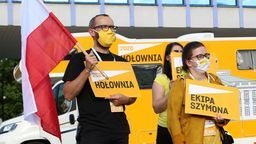 Jakub Jakubowski i Anna Małoszewska podczas wiecu Szymona Hołowni w Puławach