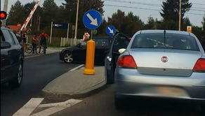 Rogatki podniesione podczas przejazdu pociągu, a opuszczone, gdy żaden pociąg nie jechał