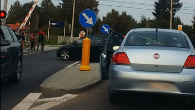 Rogatki podniesione podczas przejazdu pociągu, a opuszczone, gdy żaden pociąg nie jechał