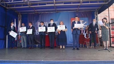 Tekturowe czeki od premiera w końcu coś znaczą. Pieniądze płyną do Lubartowa i Łęcznej