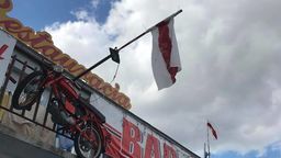 W piątek w czasie dnia flagi i transparenty jeszcze wisiały