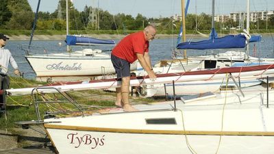 Nauczyciel z Bychawy zbudował łódź. "TyByś" już po wodowaniu [zdjęcia]