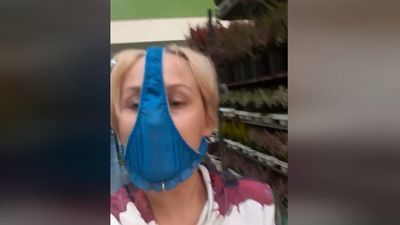 Klientka sklepu z majtkami na twarzy