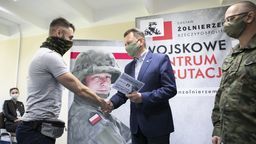 Szef MON wręczył młodym żołnierzom karty powołania. 