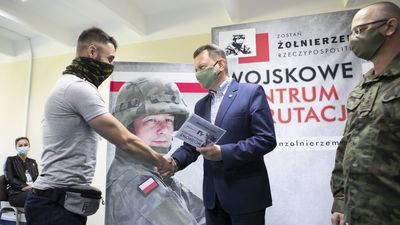 Szef MON wręczył młodym żołnierzom karty powołania. 