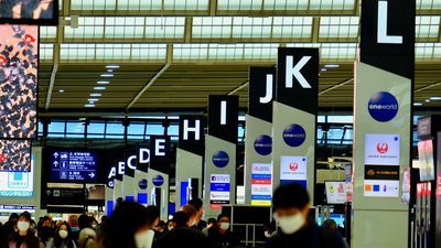 Na lotniska wejdą już nie tylko pasażerowie. Obostrzenia złagodzone 