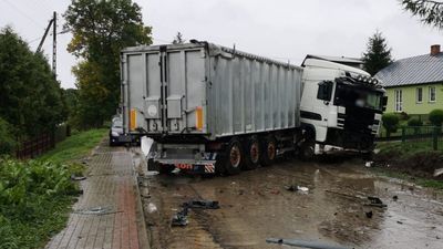 Bus zderzył się z ciężarówką. Kierowca nie przeżył 