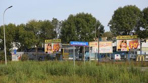 Biorą się za reklamy oraz szyldy i proszą mieszkańców o pomoc. "Nie będziemy wkraczać na osiedla"