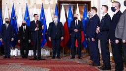 Dzisiejsza konferencja premiera Mateusza Morawieckiego. Przemysław Czarnek stoi w rzędzie po prawej stronie