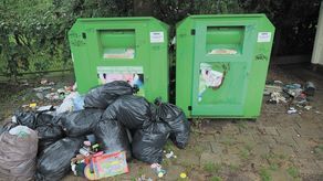 Poniedziałek. Tak wyglądało otoczenie pojemników na używaną odzież w okolicy ul. Racławickiej w Świdniku