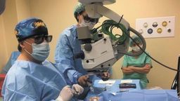 Prof. Robert Rejdak, kierownik kliniki i prorektor ds. umiędzynarodowienia i cyfryzacji Uniwersytetu Medycznego w Lublinie podczas operacji