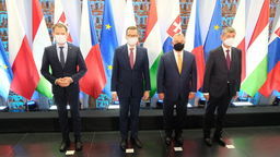 Premierzy w Lublinie: o Białorusi i koronawirusie. Do domu zabrali cebularze