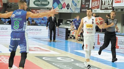 Kamil Łączyński (z piłką) podczas meczu z Anwilem Włocławek