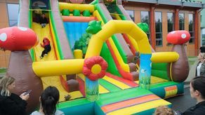 Wata cukrowa i muzyka przed nową szkołą przy ul. Berylowej