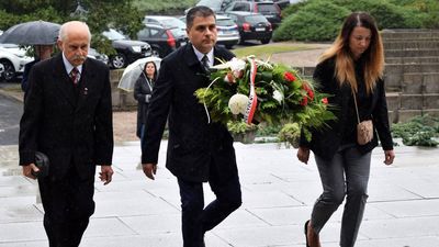 O tym, że Ignacy Czeżyk nie jest w najlepszych relacjach ze swoimi koleżankami i kolegami z klubu PiS można było przekonać się m.in. podczas uroczystości
rocznicowych 1 września. Hołd bohaterom samorządowiec złożył razem z prezydentem i radną Beatą Kozik