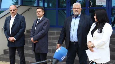 Samorządowcy Prawa i Sprawiedliwości podczas wtorkowej konferencji skupili się na argumentowaniu decyzji o braku wotum zaufania dla Pawła Maja. Przekonywali, że w ich mniemaniu nie oznaczało to końca współpracy koalicyjnej, a miało być jedynie rodzajem sygnału ostrzegawczego