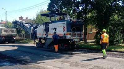 Ciężki sprzęt pracuje na ul. Batorego