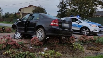 Kurów. Usłyszał huk przed domem, wyjrzał, a na jego rabatce stoi rozbite volvo