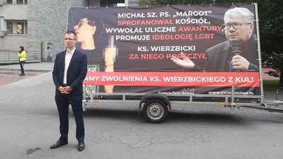 Krzysztof Kasprzak, członek zarządu Fundacji Życie i Rodzina, na tle baneru, który przez tydzień ma jeździć po Lublinie

