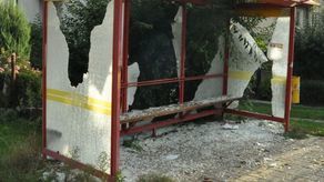 Wracał od znajomych i wybijał pałką teleskopową szyby na przystankach i w koparkach