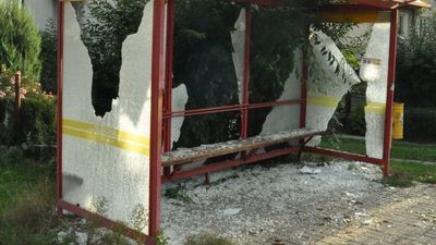 Wracał od znajomych i wybijał pałką teleskopową szyby na przystankach i w koparkach