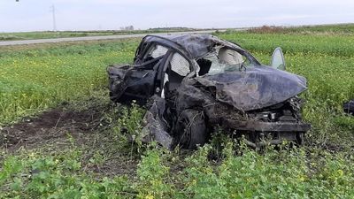 Zamość: Opel koziołkował i wylądował w polu. Kierowca był nietrzeźwy 