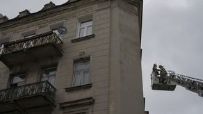 Strażacy ze zwyżki sprawdzali, czy w mieszkaniach nie ma zgonów po tym, jak w kamienicy wykryto śmiercionośny czad.