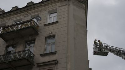 Strażacy ze zwyżki sprawdzali, czy w mieszkaniach nie ma zgonów po tym, jak w kamienicy wykryto śmiercionośny czad.