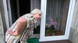 72-latka wchodzi do domu przez okno. „Mur stanął w ciągu godziny”