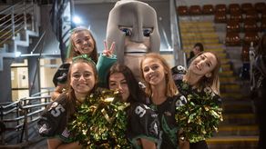 Oto sześć Perełek Tytanów Lublin przy linii bocznej