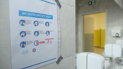Szkoły walczą z Covid-19. Rodzice: „Jesteśmy zaniepokojeni i się boimy”