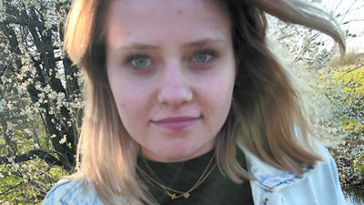 Karolina Trochimiak mieszka w Bezwoli w powiecie radzyńskim. Studentka Akademii Pedagogiki Specjalnej, wolontariuszka. Od wielu lat udziela się charytatywnie, lubi tańczyć, słuchać muzyki i oczywiście czytać. Powieść „Jeden taniec”, wydana nakładem wydawnictwa Novae Res jest jej debiutem