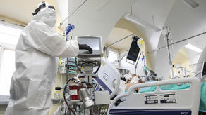 Coraz więcej chorych, coraz więcej łóżek zajętych. Lekarz z Lublina mówi o swojej pracy