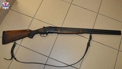 Chował dubeltówkę do szafy kiedy wystrzeliła