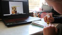 Do 16. roku życia na spacer tylko z rodzicami. Od soboty nowe obostrzenia dla uczniów