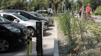 W Nałęczowie przybywa miejsc postojowych. Do odnowionego parkingu w centrum (na zdjęciu), jeszcze w tym roku dołączą dwa kolejne, przy ul. Bochotnica oraz ul. Dulębów