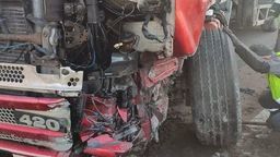 Na S12 koło Świdnika w ciężarówce pękła opona. Scania z impetem wjechała w bariery