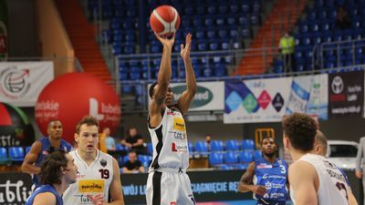 Lester Medford (z piłką) rozegrał najlepszy mecz w tym sezonie