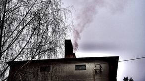 Na powracający problem spalania odpadów w domowych paleniskach skarży się nam jeden z Czytelników