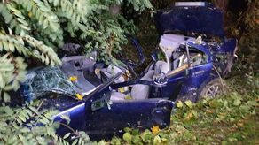 Roztrzaskane BMW po zderzeniu z drzewem 