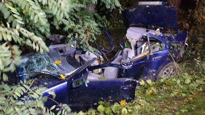 Roztrzaskane BMW po zderzeniu z drzewem 