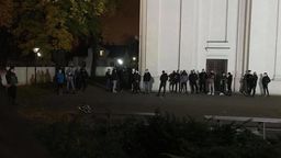 Przed kościołem ustawili się kibice 