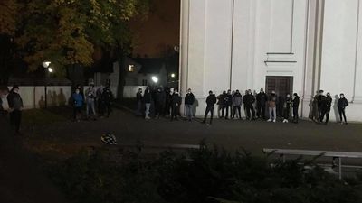 Przed kościołem ustawili się kibice 