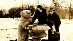 Biały miś z Zamościa. Jedno z wielu zdjęć dawnej atrakcji parku i zoo