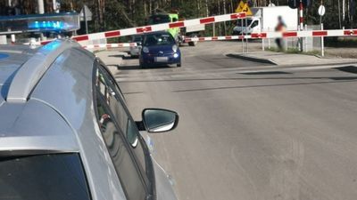 Nissan utknął na przejeździe kolejowym koło Puław, a już nadjeżdżał pociąg