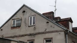 Na kamienicy przy ul. Prostej widać wloty/ To tędy gołębie wlatują na strych 